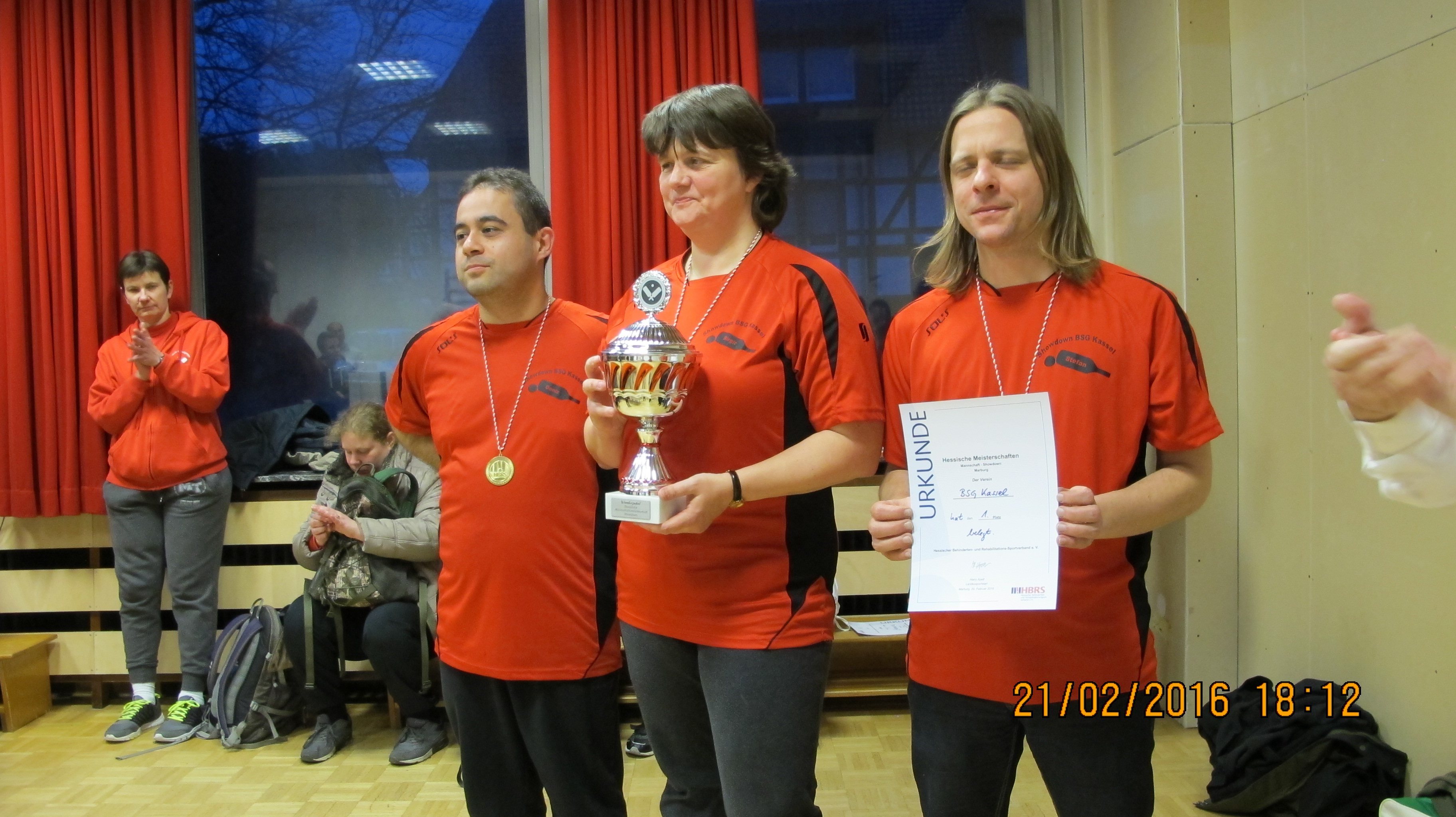 Die Spieler der BSG Kassel mit Pokal